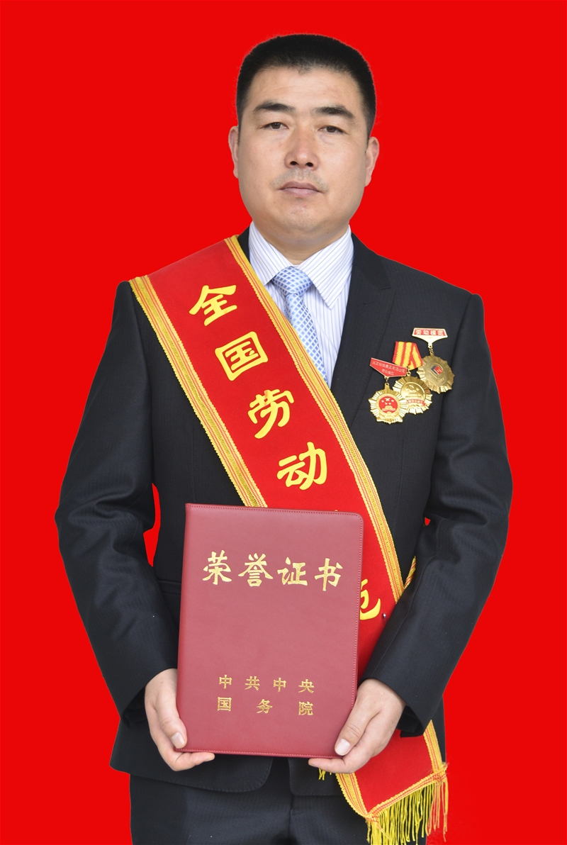 從煉鋼一線走出的全國(guó)勞?！π∮? />
                            </div>
                            <div   id=